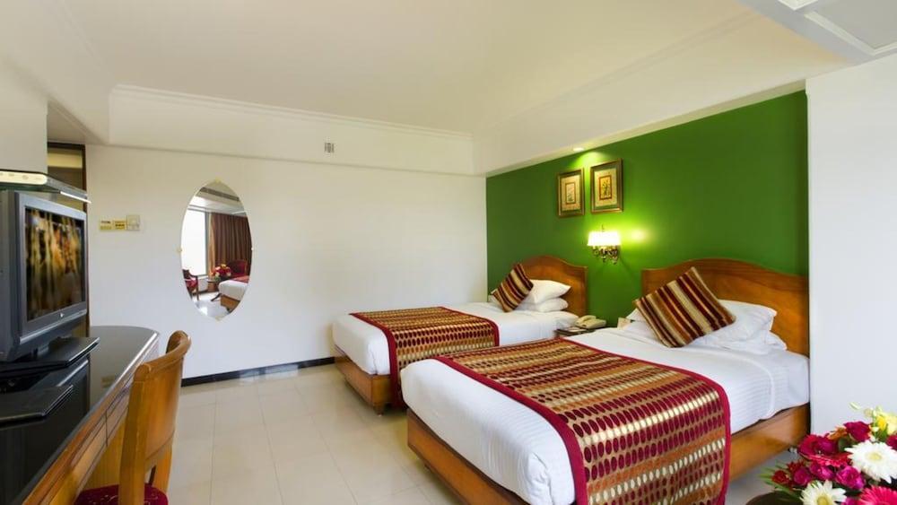 Ramee Guesline Hotel, Dadar Мумбай Екстериор снимка